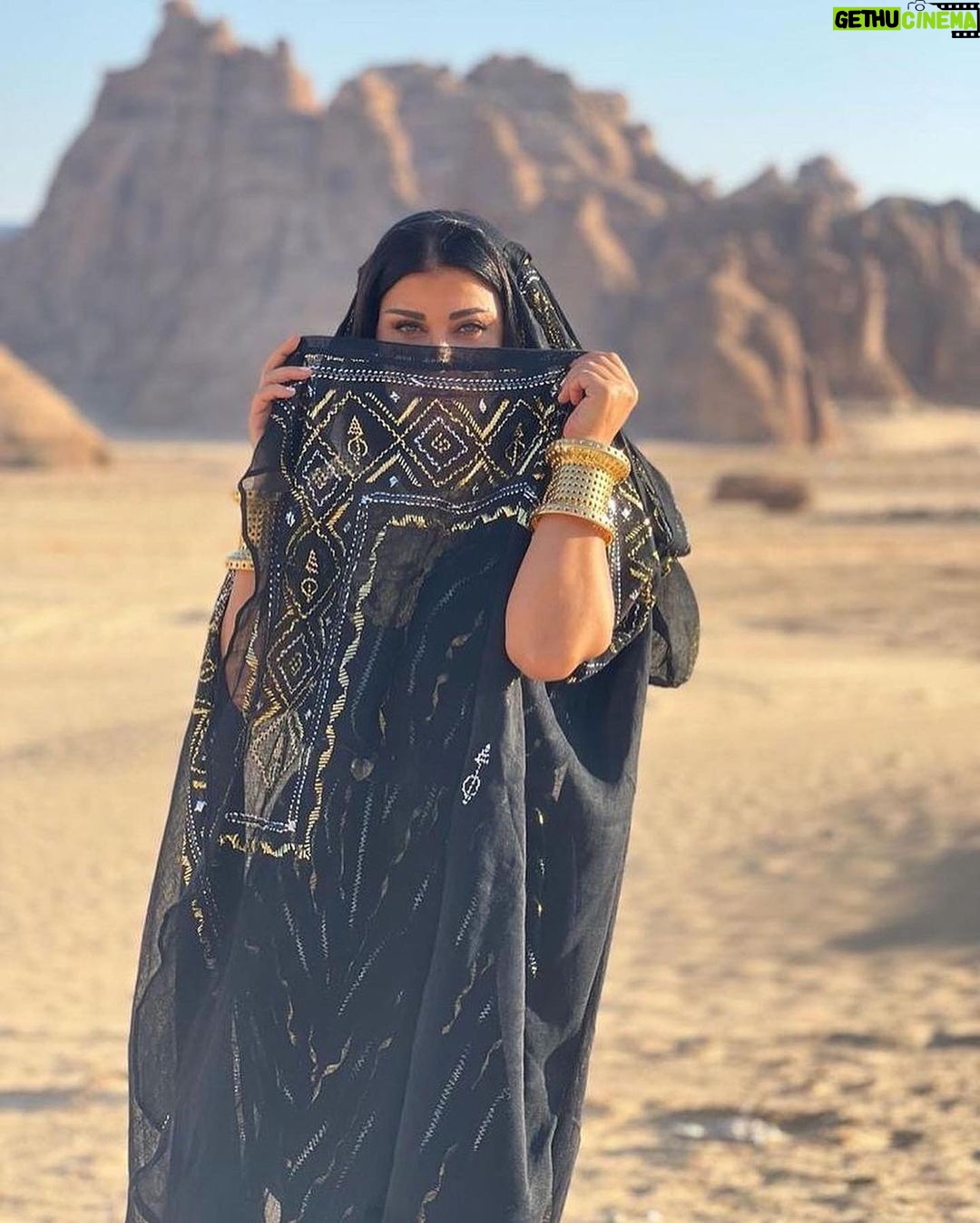 Jumana Murad Instagram - الفنانة جومانا مراد تتألق بإطلالة تراثية خلال تواجدها في محافظة العلا، وسط الطبيعة الجبلية الخلابة 📸: @elienakhlee @jumana.mourad @banyantree.alula @experiencealula #forbes #forbesmiddleeast #فوربس #فوربس_الشرق_الأوسط