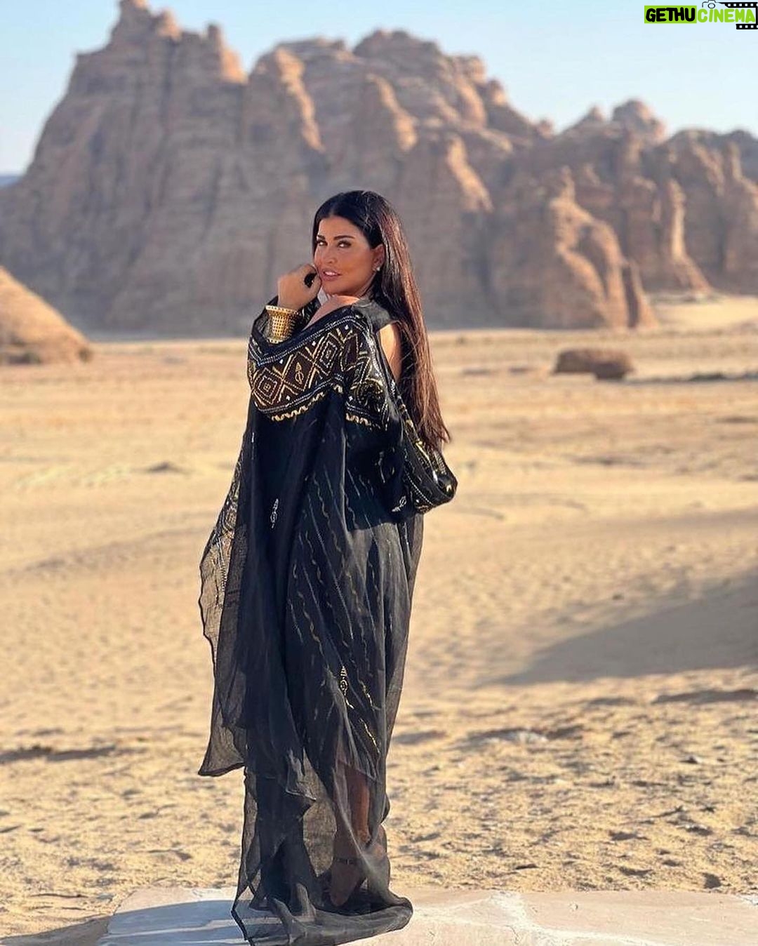 Jumana Murad Instagram - الفنانة جومانا مراد تتألق بإطلالة تراثية خلال تواجدها في محافظة العلا، وسط الطبيعة الجبلية الخلابة 📸: @elienakhlee @jumana.mourad @banyantree.alula @experiencealula #forbes #forbesmiddleeast #فوربس #فوربس_الشرق_الأوسط