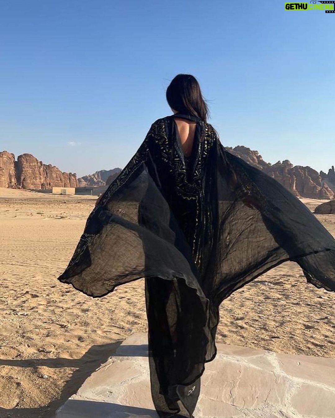 Jumana Murad Instagram - الفنانة جومانا مراد تتألق بإطلالة تراثية خلال تواجدها في محافظة العلا، وسط الطبيعة الجبلية الخلابة 📸: @elienakhlee @jumana.mourad @banyantree.alula @experiencealula #forbes #forbesmiddleeast #فوربس #فوربس_الشرق_الأوسط