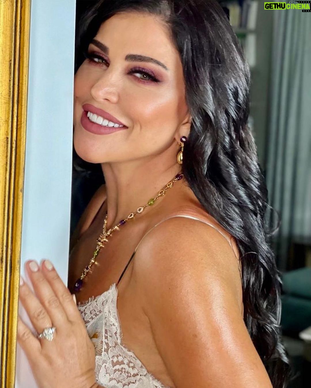 Jumana Murad Instagram - الحب لا يمكن شراؤه إلا بالحب 💜💜💜💜 makeup artist @ahmedelkhawaga1