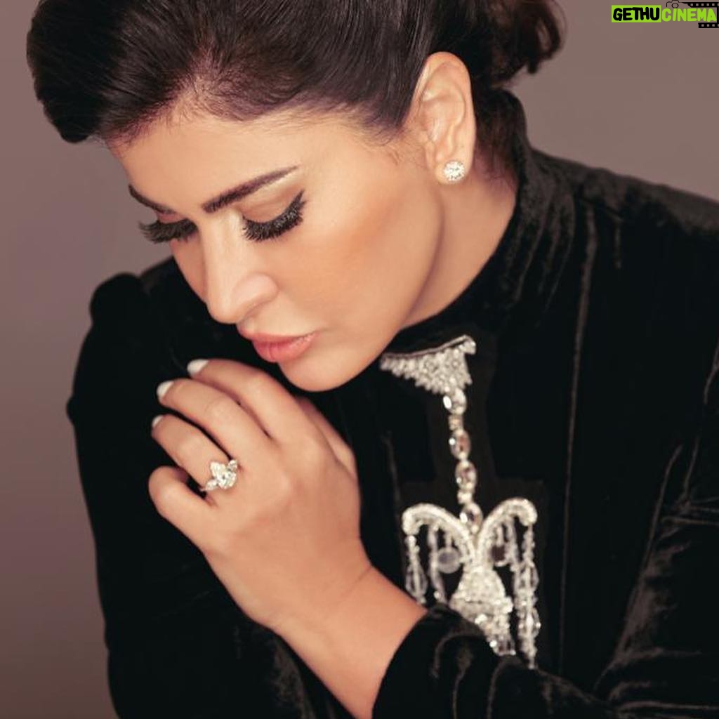 Jumana Murad Instagram - الكثير من الناس يعتقدون بأن السعاده في الأخذ ولكن السعاده الحقيقيه في العطاء ❤️❤️❤️❤️🙏🙏🙏🙏 عدسه المميز كريم نور @kareemnour وال makeup artist المبدع علاء التونسي @alaaeltonsy