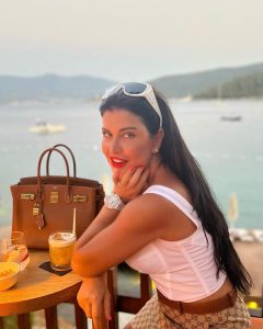 Jumana Murad Instagram - In love with the sea ❤️ , who r u in love with 😉