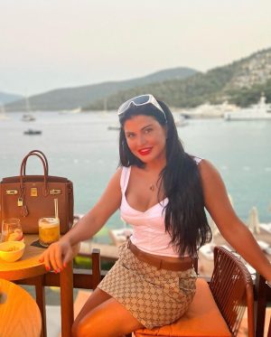 Jumana Murad Instagram - In love with the sea ❤️ , who r u in love with 😉