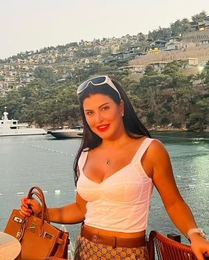 Jumana Murad Instagram - In love with the sea ❤️ , who r u in love with 😉