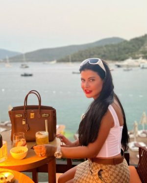 Jumana Murad Instagram - In love with the sea ❤️ , who r u in love with 😉