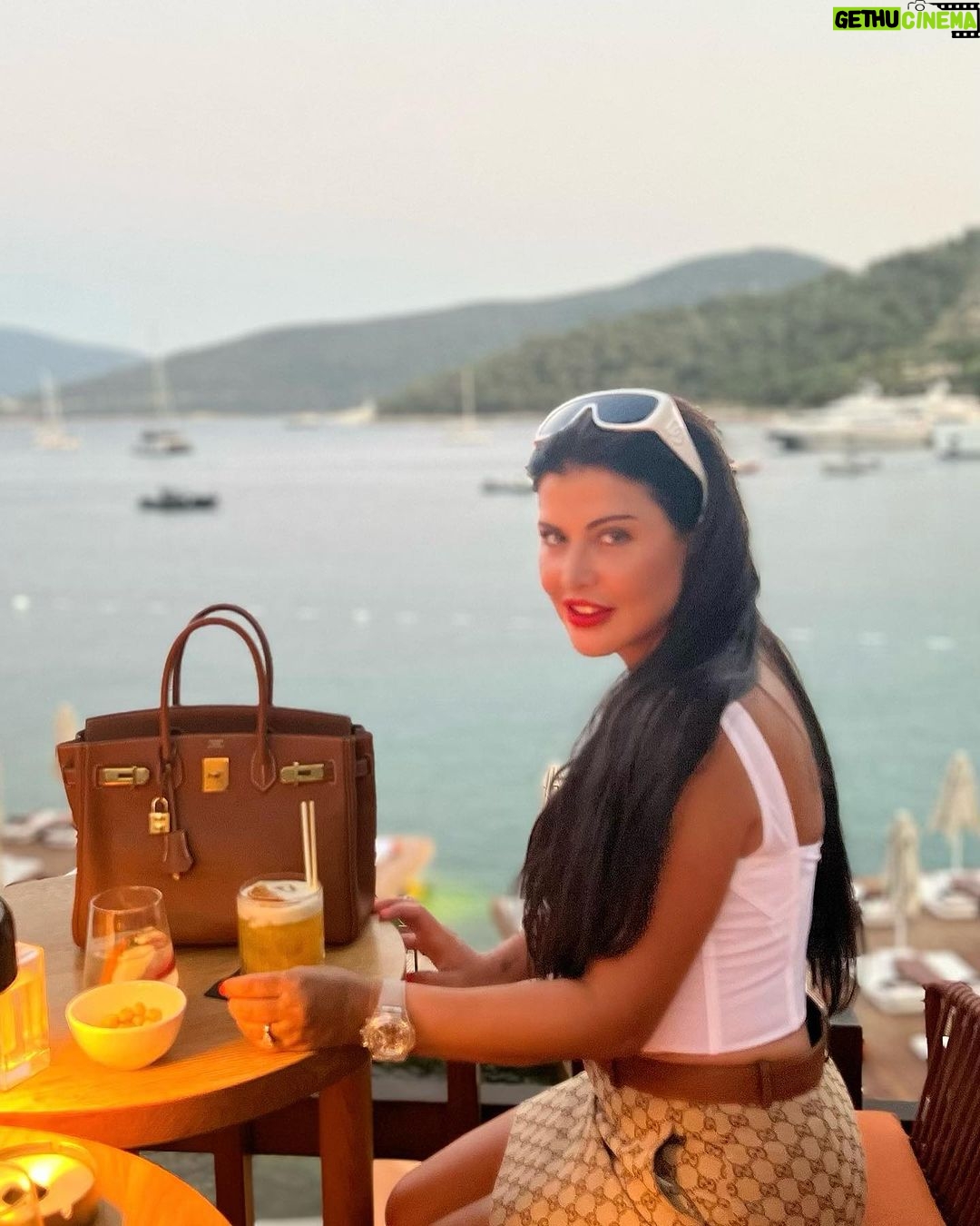 Jumana Murad - 76.4K Likes - In love with the sea ❤️ , who r u in love with 😉