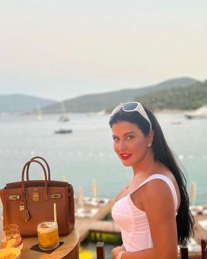 Jumana Murad Instagram - In love with the sea ❤️ , who r u in love with 😉