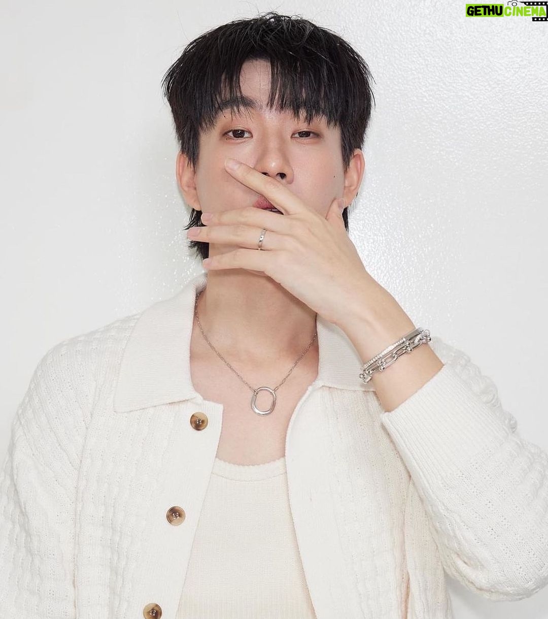 Jumpol Adulkittiporn Instagram - Blue, is the color of love, which comes in a Tiffany blue box @tiffanyandco #ATiffanyValentinesDay #TiffanyPartner