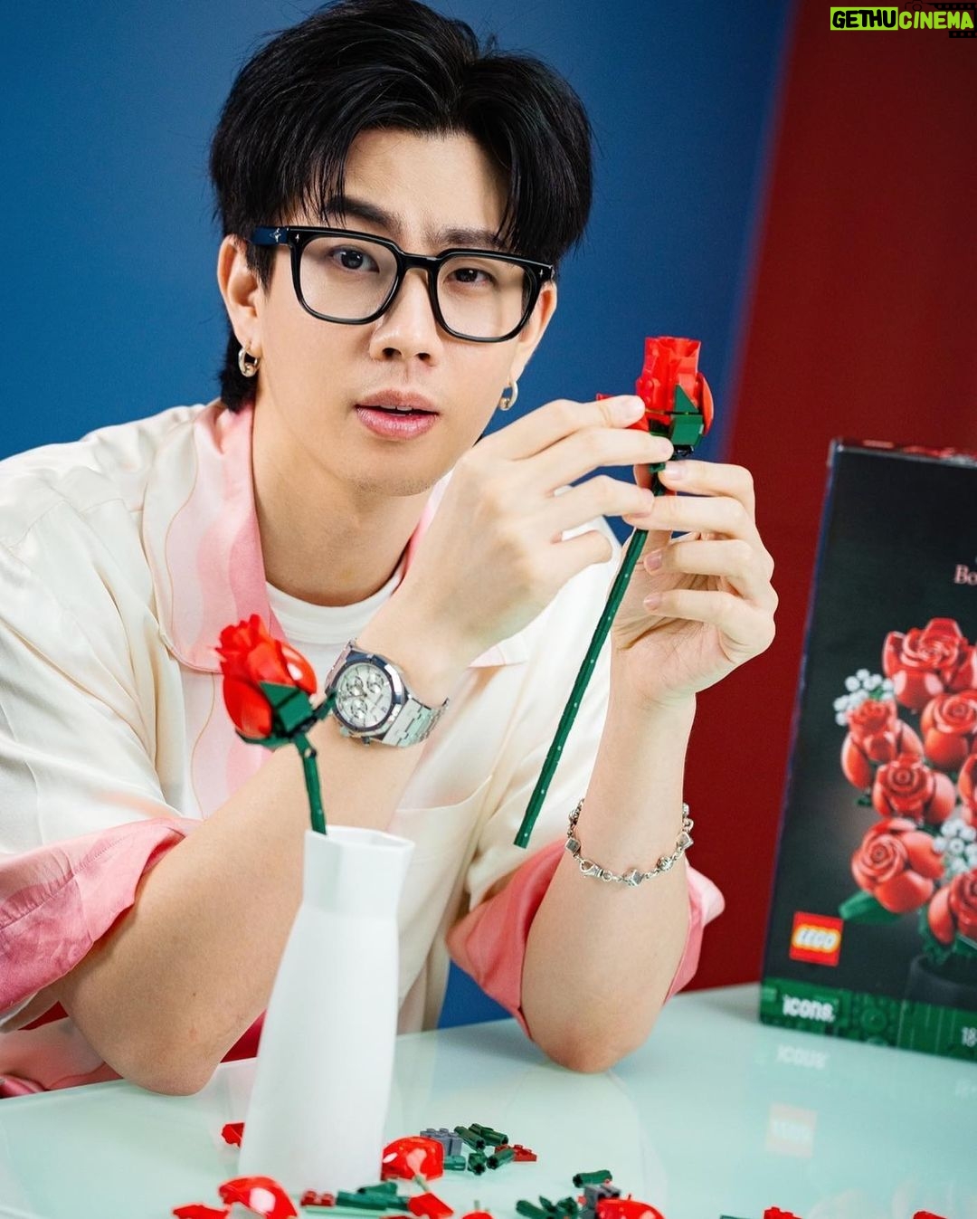 Jumpol Adulkittiporn Instagram - LEGO PLAY TOGETHER THIS VALENTINE’S 😘 ทุกคลลลลลลลลล! เลโก้เค้าชวนทุกคนมาตกหลุมรักกับ Botanical Collection ภายใต้ Concept “เพราะเราเชื่อว่าสิ่งที่สำคัญในความสัมพันธ์ คือ เวลาที่ได้ใช้ร่วมกัน” ✨ ให้เลโก้เป็นส่วนหนึ่งในความรักของทุกคนในวันวาเลนไทน์นี้นะครับ พิเศษ!! เฉพาะธีม Botanical ซื้อครบตามเงื่อนไขลดเพิ่มสูงสุด 25% ตั้งแต่วันนี้ ถึง 14 ก.พ. 67 รีบเลย วาเลนไทน์ใกล้เข้ามาแล้ว~ 🩷 #LEGOValentineTH #LEGOTH