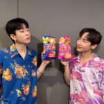 Jumpol Adulkittiporn Instagram - รับรองความมันส์ อร่อยมาคู่กับเทสโต ทั้ง “ปูผัดผงกะหรี่” ยืนหนึ่งความอร่อย ควงคู่มากับ “ปูอลาสก้าผัดซอส” รสใหม่ที่คุณ @gun_atthaphan เค้าเปิดตัวนำเสนอ ส่วนชั้นน่ะยกทั้งใจให้ปูผัดผงกะหรี่แน่นอน! ชิมกันแล้วชอบรสไหน มาแชร์กันนะจ๊ะเบบี๋ ��#เทสโต #อร่อยคู่ปูชัดๆ