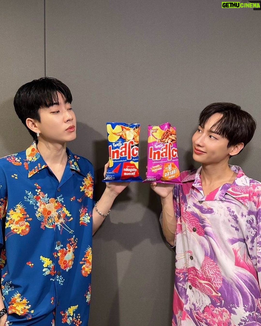 Jumpol Adulkittiporn Instagram - รับรองความมันส์ อร่อยมาคู่กับเทสโต ทั้ง “ปูผัดผงกะหรี่” ยืนหนึ่งความอร่อย ควงคู่มากับ “ปูอลาสก้าผัดซอส” รสใหม่ที่คุณ @gun_atthaphan เค้าเปิดตัวนำเสนอ ส่วนชั้นน่ะยกทั้งใจให้ปูผัดผงกะหรี่แน่นอน! ชิมกันแล้วชอบรสไหน มาแชร์กันนะจ๊ะเบบี๋ ��#เทสโต #อร่อยคู่ปูชัดๆ