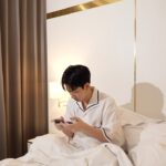 Jumpol Adulkittiporn Instagram - ใครเป็นสายตี้เกม ดูซีรีส์แบบออฟบ้าง กลับมาจากทำงานเหนื่อยๆ ก็อยากผ่อนคลายสมองสักหน่อย แต่ดันลากยาวเพลินไปหน่อย รู้ตัวอีกทีก็เกือบสว่าง 😴 แถมมีนัดงานเช้าต่ออีก! แทบไม่ได้นอน หัวล้าไม่ไหว ต้องขอบูสต์ด้วยแบรนด์ซุปไก่สกัดก่อนไปทำงานต่อสักหน่อย บูสต์พลังทั้งหัวและร่างให้พร้อมไปต่อได้! นอนดึกไม่ไหว จัดแบรนด์เลย!✌🏻   #ไม่ไหวบอกแบรนด์ #แบรนด์ซุปไก่สกัด