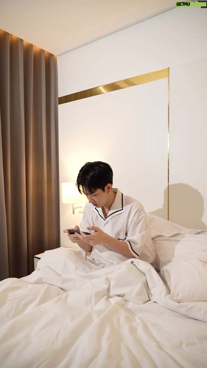 Jumpol Adulkittiporn Instagram - ใครเป็นสายตี้เกม ดูซีรีส์แบบออฟบ้าง กลับมาจากทำงานเหนื่อยๆ ก็อยากผ่อนคลายสมองสักหน่อย แต่ดันลากยาวเพลินไปหน่อย รู้ตัวอีกทีก็เกือบสว่าง 😴 แถมมีนัดงานเช้าต่ออีก! แทบไม่ได้นอน หัวล้าไม่ไหว ต้องขอบูสต์ด้วยแบรนด์ซุปไก่สกัดก่อนไปทำงานต่อสักหน่อย บูสต์พลังทั้งหัวและร่างให้พร้อมไปต่อได้! นอนดึกไม่ไหว จัดแบรนด์เลย!✌🏻 #ไม่ไหวบอกแบรนด์ #แบรนด์ซุปไก่สกัด