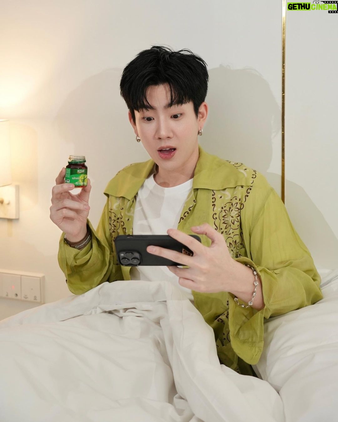 Jumpol Adulkittiporn Instagram - เปิดตี้เกมกะจะเล่นคลายเครียดสักตา แต่ติดลมโต้รุ่งแบบไม่รู้ตัว 😑 สายติดเกมแบบออฟ นอนดึกแค่ไหนตื่นเช้าก็ไหว เพราะบูสต์ด้วยแบรนด์ซุปไก่สกัด ตัวช่วยบูสต์พลังทั้งหัว ทั่งร่างให้พร้อมไปลุยงานต่อได้✌🏻 ใครสายตี้เกมนอนดึก หัวล้าไม่ไหว ลองบูสต์แบรนด์ก่อนไปทำงาน! #ไม่ไหวบอกแบรนด์ #แบรนด์ซุปไก่สกัด
