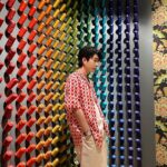 Jumpol Adulkittiporn Instagram - ผมเคยคิดว่า @jimthompson.official เป็นแบรนด์ผ้าไหม แต่วันนี้เค้า Beyond Silk ไปแล้ว! เสื้อผ้ามีให้เลือกหลากหลายใส่ได้ทุกโอกาสเลยครับ และแฟชั่นโชว์วันนี้สวยมากๆครับ ยินดีด้วยอีกครั้งกับงานเปิดตัวนะครับบบ #JimThompsonHeritageQuarter #JimThompson Jim Thompson Heritage Quarter