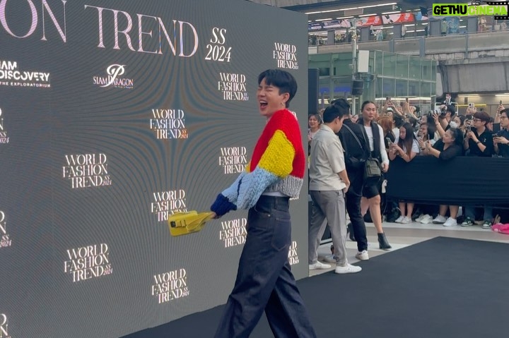 Jumpol Adulkittiporn Instagram - งาน World Fashion Trend SS2024 ที่สยามพารากอนปีนี้ ตื่นตาตื่นใจกับโชว์ Luxury Brands ที่มาครบมาเต็มจริงๆ ส่วนคืนนี้ออฟเลือกลุคของ Loewe มาใส่ ชอบตรงดีเทลที่ตัวเสื้อมากน่ารักสดใสสุดๆ #SiamParagon #SiamParagonWorldFashionTrendSS2024 @siamparagonshoping @Loewe