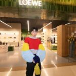 Jumpol Adulkittiporn Instagram - งาน World Fashion Trend SS2024 ที่สยามพารากอนปีนี้ ตื่นตาตื่นใจกับโชว์ Luxury Brands ที่มาครบมาเต็มจริงๆ ส่วนคืนนี้ออฟเลือกลุคของ Loewe มาใส่ ชอบตรงดีเทลที่ตัวเสื้อมากน่ารักสดใสสุดๆ #SiamParagon #SiamParagonWorldFashionTrendSS2024 @siamparagonshoping @Loewe
