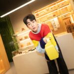 Jumpol Adulkittiporn Instagram - งาน World Fashion Trend SS2024 ที่สยามพารากอนปีนี้ ตื่นตาตื่นใจกับโชว์ Luxury Brands ที่มาครบมาเต็มจริงๆ ส่วนคืนนี้ออฟเลือกลุคของ Loewe มาใส่ ชอบตรงดีเทลที่ตัวเสื้อมากน่ารักสดใสสุดๆ #SiamParagon #SiamParagonWorldFashionTrendSS2024 @siamparagonshoping @Loewe