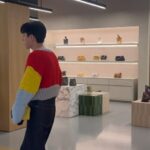Jumpol Adulkittiporn Instagram - งาน World Fashion Trend SS2024 ที่สยามพารากอนปีนี้ ตื่นตาตื่นใจกับโชว์ Luxury Brands ที่มาครบมาเต็มจริงๆ ส่วนคืนนี้ออฟเลือกลุคของ Loewe มาใส่ ชอบตรงดีเทลที่ตัวเสื้อมากน่ารักสดใสสุดๆ #SiamParagon #SiamParagonWorldFashionTrendSS2024 @siamparagonshoping @Loewe