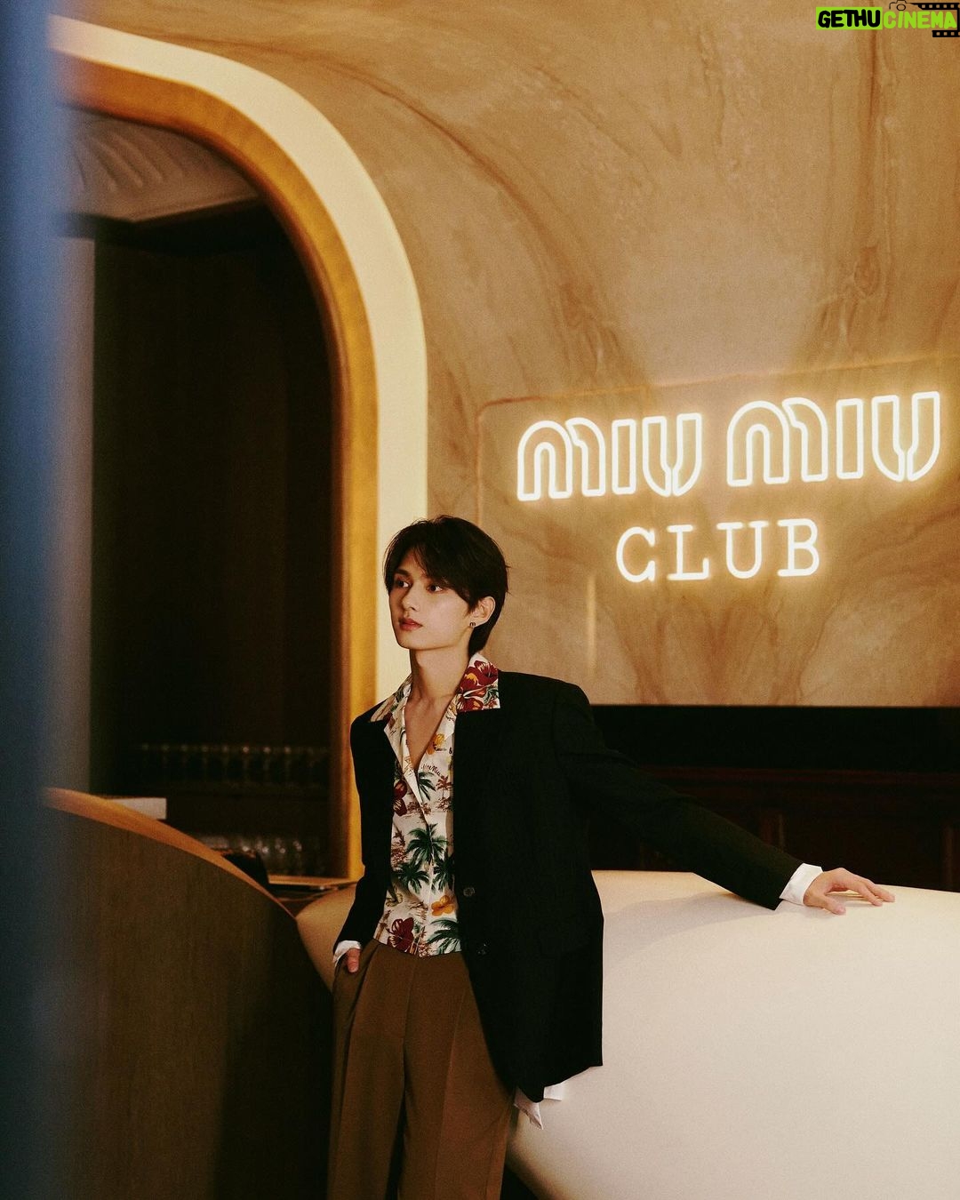 Jun Instagram - 자유로운 홀리데이 시간을 즐기세요🍸🎵 @MiuMiu #MiuMiuClubShanghai