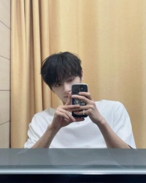 Jun Instagram - 오늘은 펌한다～🎤🎵