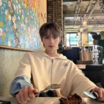Jun Instagram - 여러분 FML 노래들 다 들었어요?우리 ❤️사랑하는 💎✨carat들 항상 행복하고 이번 노래 들으면서 잘 자요 😪💤굿나잇
