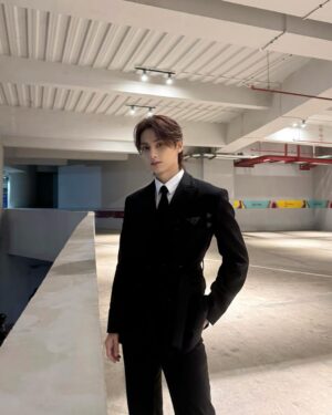 Jun Instagram - 좀이따 무대에서 봐요～ 👀