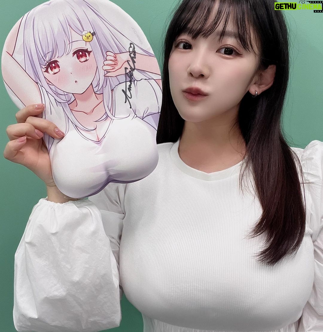 Jun Amaki Instagram - 我去台灣🇹🇼 2024『台北國際動漫節』 天木纯動漫節參戰🩷🩷 2/2、3、4連續三天! 這次跟杏仁ミル一起在動漫節的日本館出展! ICHIBAN JAPAN STAGE出演🐥 2/3 12:00〜12:30 2/4 11:20〜11:50 天木じゅん本人也將穿著這套服裝登場! 舉行拍照會📷🖤🖤 這將是第一次將其製成商品🩷🐥 滑鼠墊上有手寫簽名📝 數量有限,非常柔軟。 銷售期間為2月2日至4日3天。 你只能在這裡購買! 請來看我🖤🫣 ちゅんちゃんにも中の人、天木じゅんにも 会いに来てください🖤😌 #Vtuber #台灣Vtuber #台V #動漫節 #動漫節2024