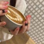 Jun Amaki Instagram - new nail🖤🎀 @wiznail_0502 @ayaka_shinohara_wiz ピンクにリボンかわいいすぎる。。やりたいネイルできるうちに🖤🖤🖤　 #nail #newnail #ribbon #天木ネイル