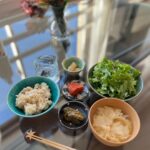 Jun Amaki Instagram - 素朴なご飯🍚 日光で買ってきた乾燥湯葉でお味噌汁♨︎ 日光のお漬物たち。玄米。レタス。平塚明太子。 #天木ごはん