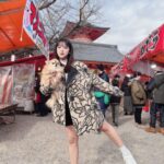 Jun Amaki Instagram - 初詣⛩🌅🎍中山寺 なんと！ママと2人で大吉出しました❤️❤️ 2024年良い年になる予感するなぁ〜っ👏🏻👏🏻 コロネちゃんも沢山歩きました🫶🏻 #初詣 #中山寺 #兵庫県 #天木code