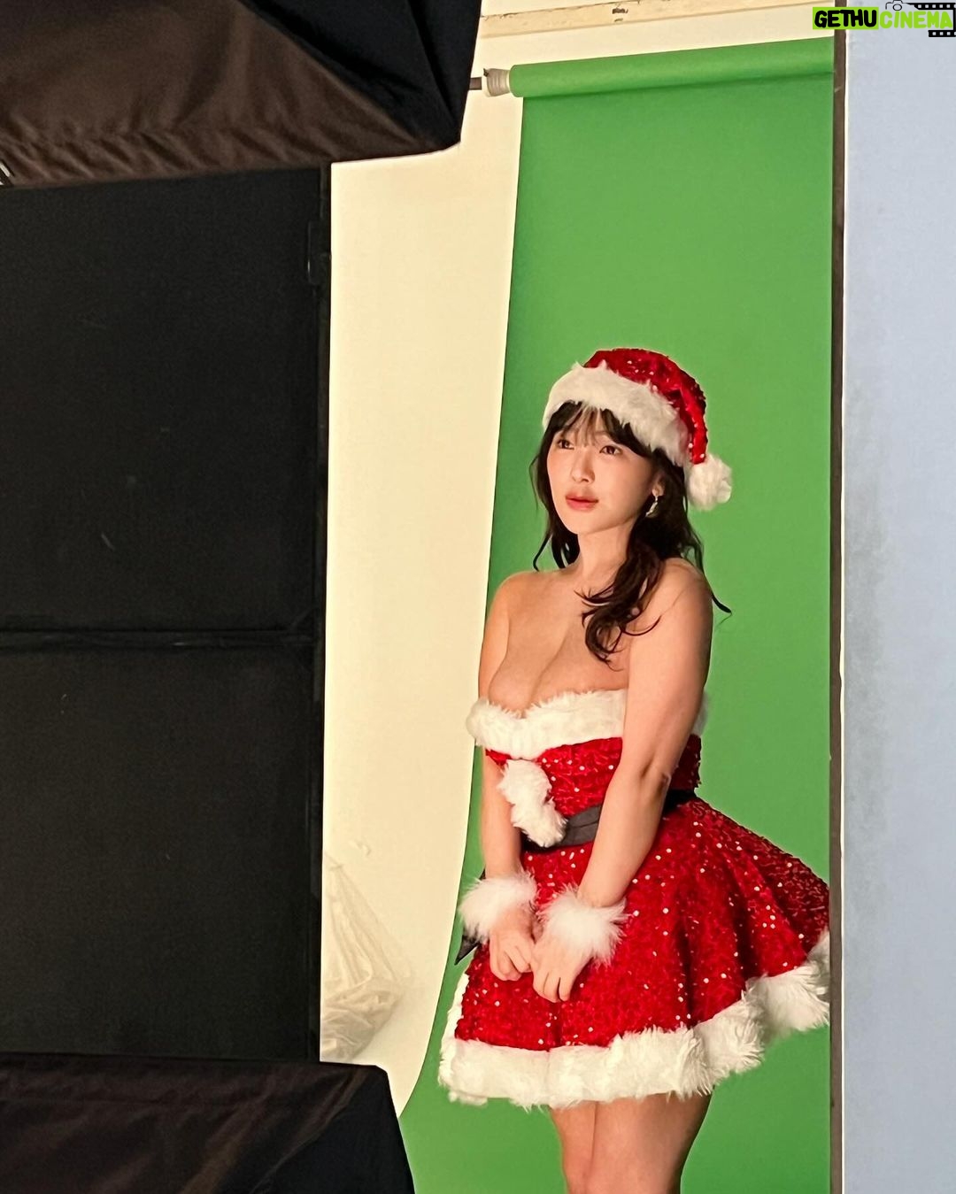 Jun Amaki Instagram - 週刊アサヒ芸能 表紙発売❤️❤️ サンタ🎅🏻さんの表紙だよ!見つけやすい? 中開いたらめっちゃセクシーなグラビアのプレゼント 用意してますっっ、コンビニ本屋さんで見つけたら お家に連れて帰って大事にしてねっっ #アサヒ芸能 🤍🤍お知らせ🤍🤍 発売中📘 12枚目DVD『ぷるぷる天使』 4冊目写真集『生』 『グラドル名鑑2023』 『EX大衆』写真集先行カット 『週刊アサヒ芸能』表紙、写真集先行カット 発売予定📕 12月22日『SSS』5冊目写真集 12月28日『月刊エンタメ』 出演📺 レギュラー冠番組 毎週水曜日21:30〜KBS京都ラジオ 『世界の天木とESG』 イベント🌍 12月24日『BANG ACG音楽祭』in台灣 2月 『台北國際動漫節』南港展覽館2館 映画🎞 【夢叶えるサウナ】メインキャスト 【Love Will Tear Us Apart】 【Regular posting🖤】 Jun Amaki EC site \ jun amaki OFFICIAL SITE / Original goods on sale.👗💕 From the highlight link :)🔖🧷 #天木じゅん #junamaki #天木纯 #グラビア #gravure #我是天木纯 #二次元ボディ #天乳