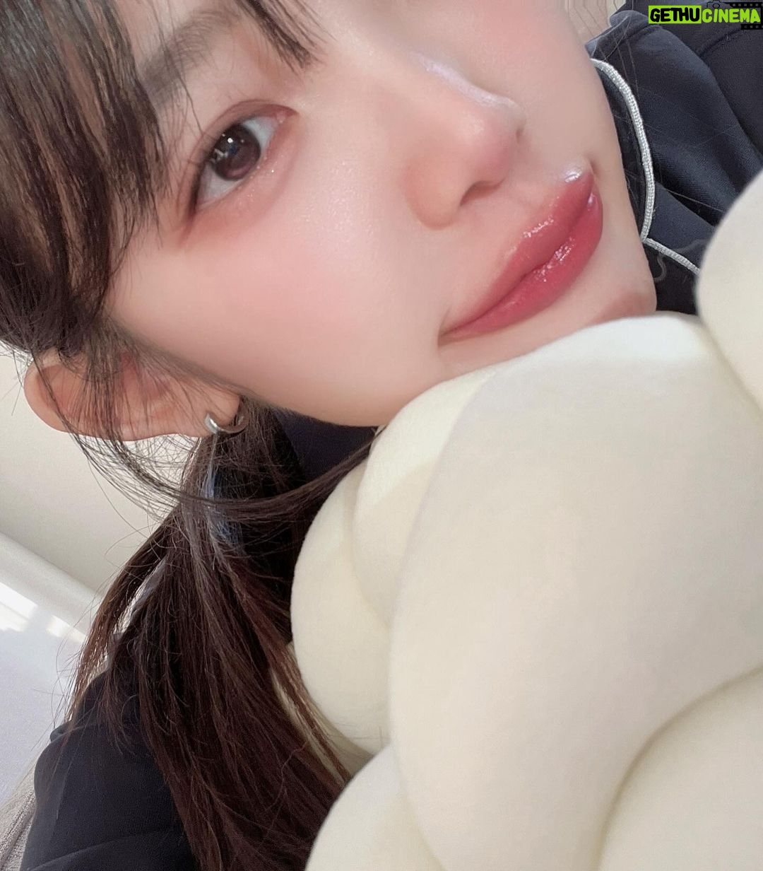 Jun Amaki Instagram - ずーっと血色欲しいな〜と 思ってた唇💋のアートメイクを 大好きなお友達の @uraaya___artmake に やってもらいました! あやちゃんがナチュラルに好みの形に 可愛くて入れてくれたの❤️💋 もう、本間にもっと早くやってれば良かったと。。 サウナ上がりに何も塗らなくても可愛い唇手に入れました。 ちなみに写真の唇はワセリンしか塗ってないです! 麻酔してくれるから痛みも余裕で耐えれました。 これは人に勧めれる!と思って今度ママも お願いします🎀 凄腕アートメイク師だから、、 予約取れなくなる前にぜひ💋👼🏻