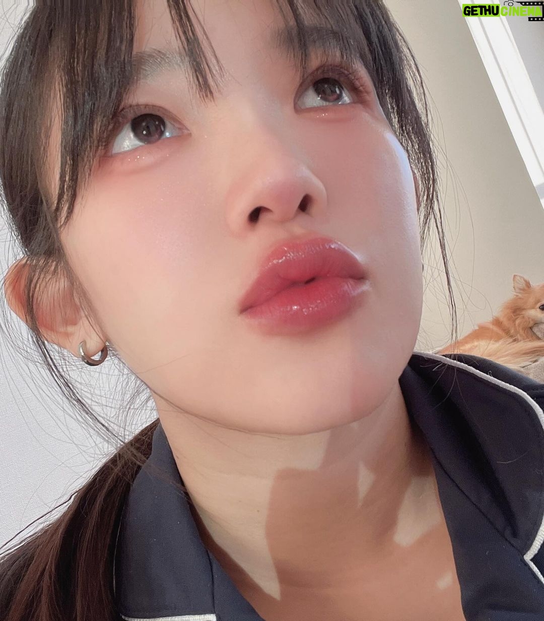 Jun Amaki Instagram - ずーっと血色欲しいな〜と 思ってた唇💋のアートメイクを 大好きなお友達の @uraaya___artmake に やってもらいました! あやちゃんがナチュラルに好みの形に 可愛くて入れてくれたの❤️💋 もう、本間にもっと早くやってれば良かったと。。 サウナ上がりに何も塗らなくても可愛い唇手に入れました。 ちなみに写真の唇はワセリンしか塗ってないです! 麻酔してくれるから痛みも余裕で耐えれました。 これは人に勧めれる!と思って今度ママも お願いします🎀 凄腕アートメイク師だから、、 予約取れなくなる前にぜひ💋👼🏻