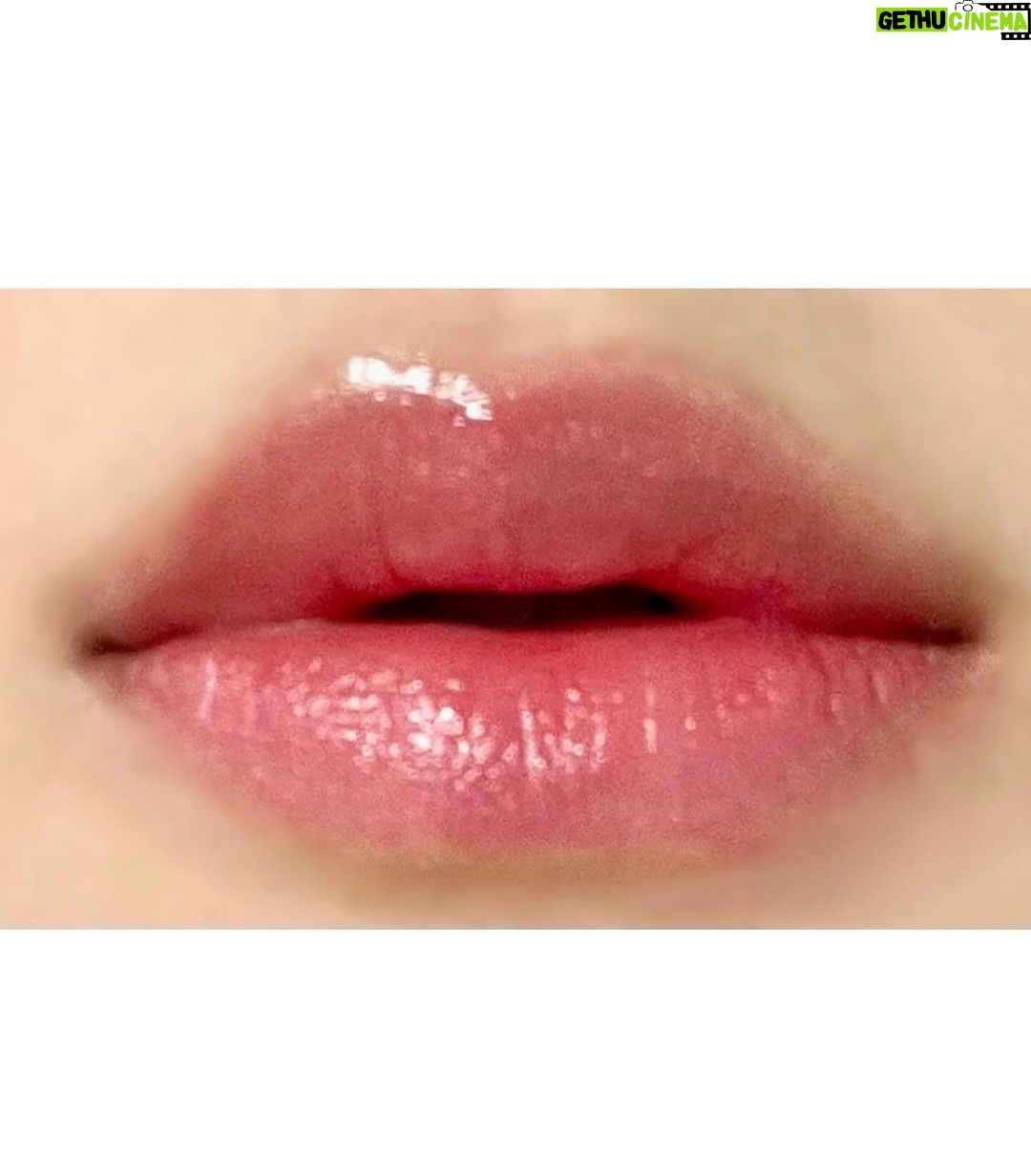 Jun Amaki Instagram - ずーっと血色欲しいな〜と 思ってた唇💋のアートメイクを 大好きなお友達の @uraaya___artmake に やってもらいました! あやちゃんがナチュラルに好みの形に 可愛くて入れてくれたの❤️💋 もう、本間にもっと早くやってれば良かったと。。 サウナ上がりに何も塗らなくても可愛い唇手に入れました。 ちなみに写真の唇はワセリンしか塗ってないです! 麻酔してくれるから痛みも余裕で耐えれました。 これは人に勧めれる!と思って今度ママも お願いします🎀 凄腕アートメイク師だから、、 予約取れなくなる前にぜひ💋👼🏻