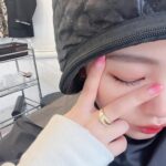 Jun Amaki Instagram - new hair✂︎🩷🖤　 @riholog1001 @log_omotesando 少し短めロングはなりました♪ レイヤー入れてもらい いつもより清楚な大人しめの髪型に💇🏻‍♀️ トリートメントでサラサラになった♥︎ りほちゃんいつもありがとう🫶🏻 #美容室 #log #天木ヘア
