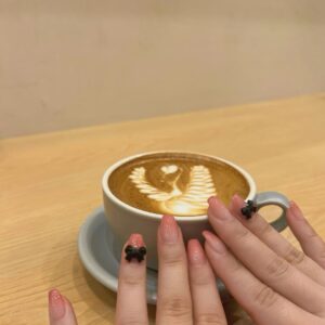 Jun Amaki Instagram - new nail🖤🎀 @wiznail_0502 @ayaka_shinohara_wiz ピンクにリボンかわいいすぎる。。やりたいネイルできるうちに🖤🖤🖤　 #nail #newnail #ribbon #天木ネイル