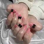 Jun Amaki Instagram - new nail🖤🎀 @wiznail_0502 @ayaka_shinohara_wiz ピンクにリボンかわいいすぎる。。やりたいネイルできるうちに🖤🖤🖤　 #nail #newnail #ribbon #天木ネイル