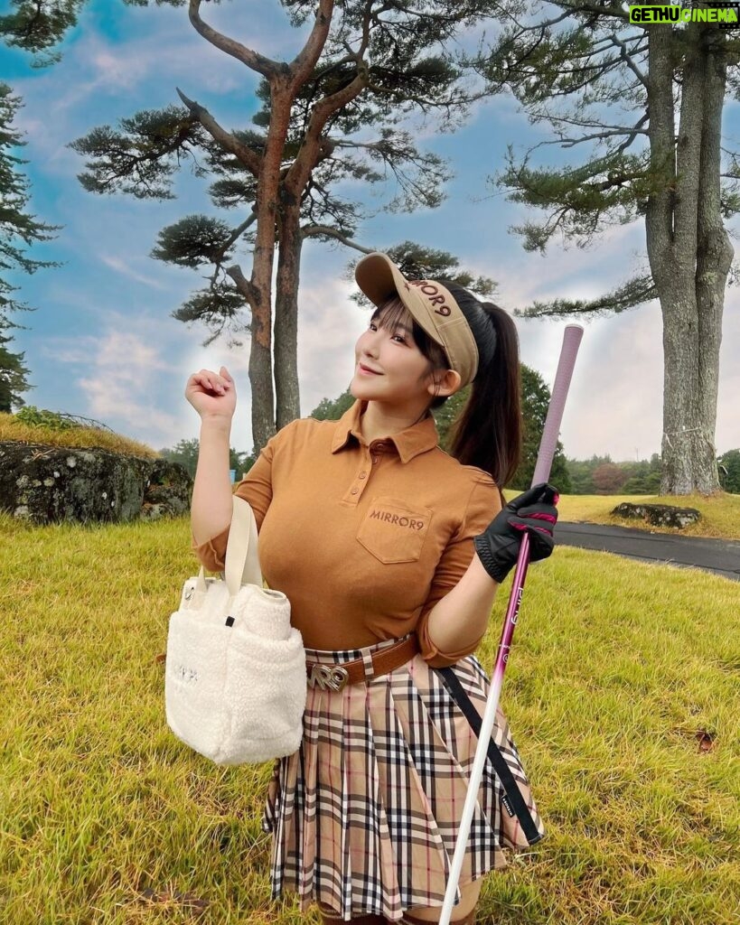 Jun Amaki Instagram - ⛳️👚👟 ゴルフウェア @mirror9golf 🩷 #天木ゴルフ #golf #ゴルフ #ゴルフウェア #曇ってたから空加工しました