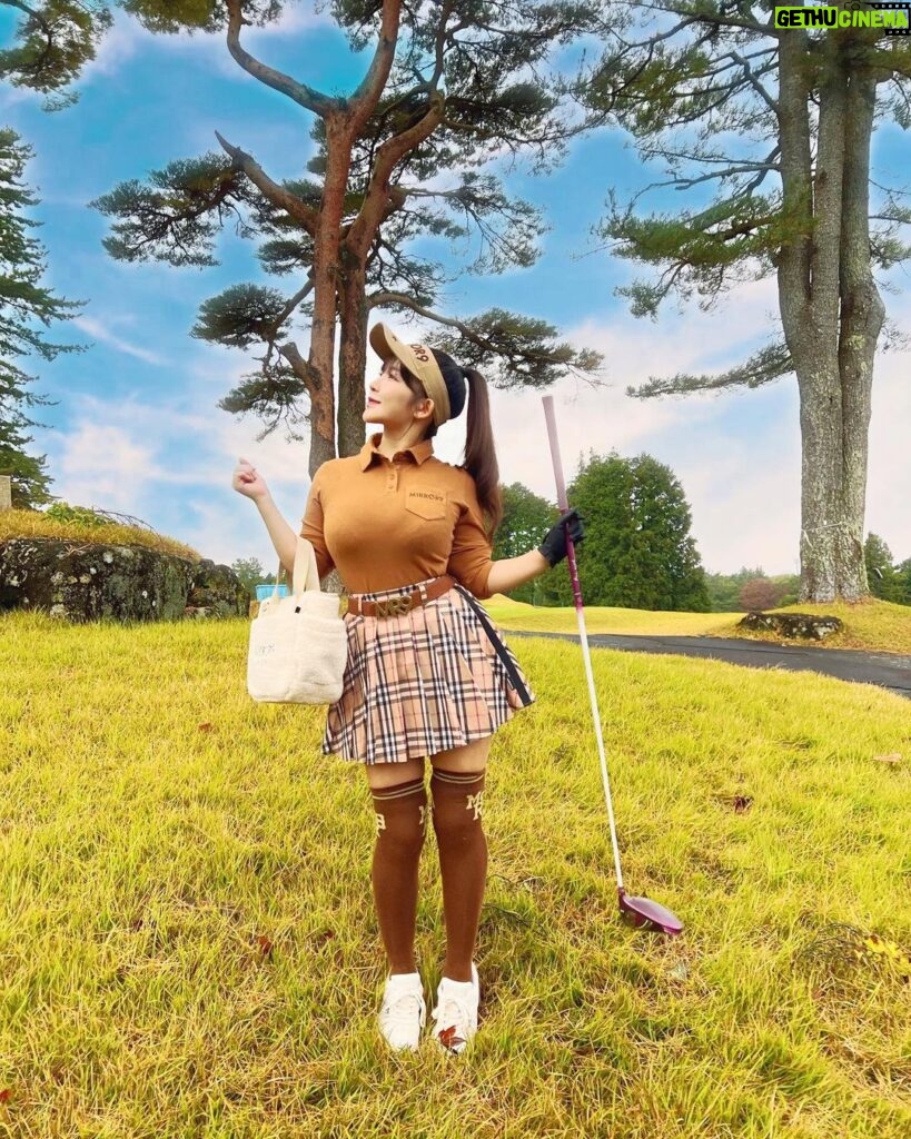Jun Amaki Instagram - ⛳️👚👟 ゴルフウェア @mirror9golf 🩷 #天木ゴルフ #golf #ゴルフ #ゴルフウェア #曇ってたから空加工しました