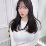 Jun Amaki Instagram - new hair ✂︎🫐🖤 ✂︎ @riholog1001 💕 💈 @log_omotesando 今回もカラーはブルーブラック🫐🖤 髪質改善トリートメントでさらさらだよっ あと、久しぶりに前髪を作りました♩ イメチェン💈🖤 同い年のカリスマ美容師りほちゃん いつもありがとう🌸💕 今日も可愛かった/// @riholog1001 #log #美容室