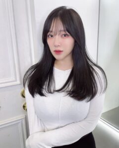 Jun Amaki Instagram - new hair ✂︎🫐🖤 ✂︎ @riholog1001 💕 💈 @log_omotesando 今回もカラーはブルーブラック🫐🖤 髪質改善トリートメントでさらさらだよっ あと、久しぶりに前髪を作りました♩ イメチェン💈🖤 同い年のカリスマ美容師りほちゃん いつもありがとう🌸💕 今日も可愛かった/// @riholog1001 #log #美容室