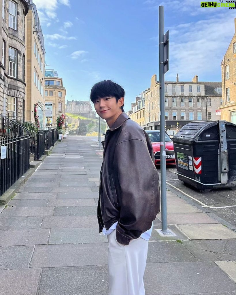 Jung Hae-in Instagram - 배우는 여행중 Scotland 같이 떠나요 😎 잠시후 11시50분 JTBC 에서