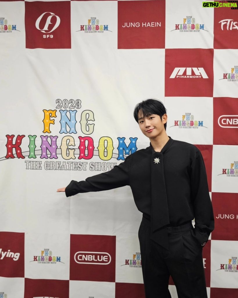 Jung Hae-in Instagram - 2023 FNC KINGDOM 회사 아티스트와 스탭분들 그리고 팬분들 함께해서 행복했습니다. 고맙습니다.