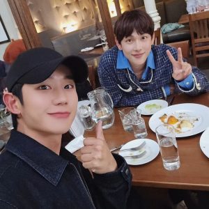 Jung Hae-in Instagram - 배우는 여행중 8며들다 🥃
