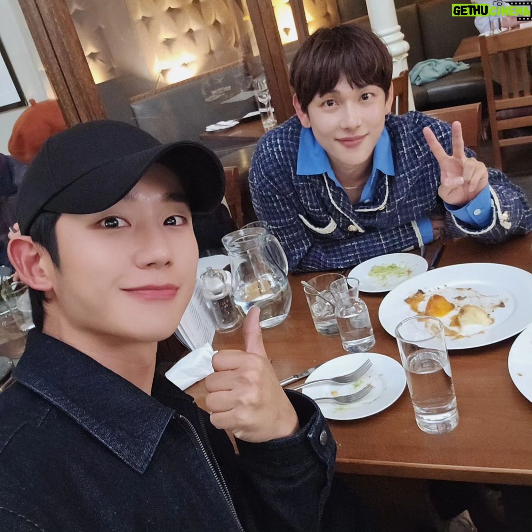 Jung Hae-in - 1.3 Million Likes - 배우는 여행중 8며들다 🥃