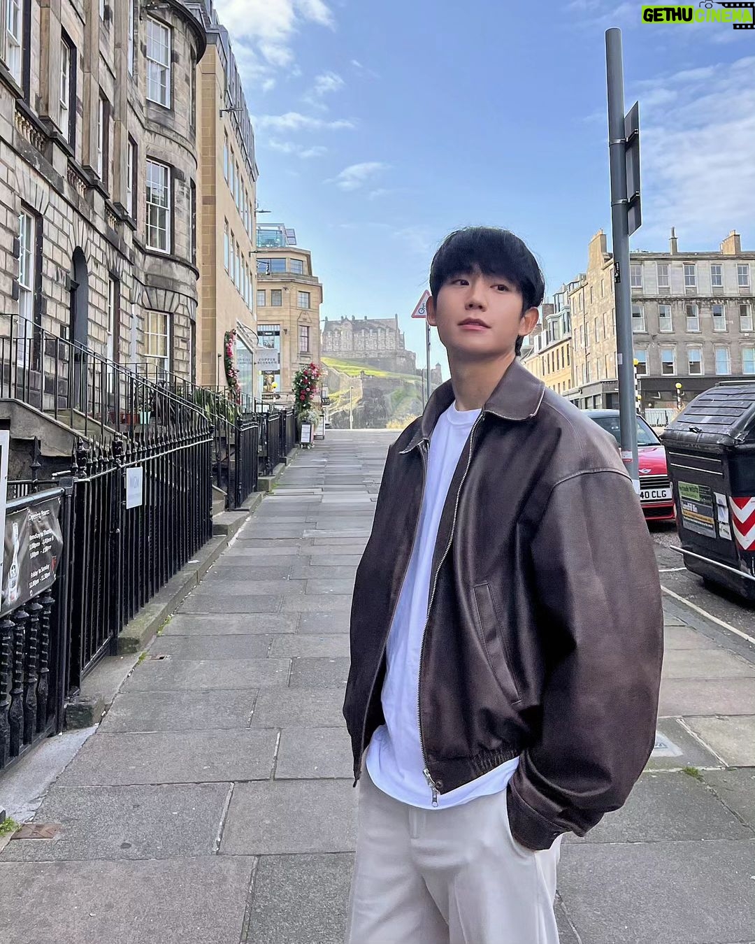 Jung Hae-in - 1.3 Million Likes - 배우는 여행중
Scotland
같이 떠나요 😎
잠시후 11시50분 JTBC 에서