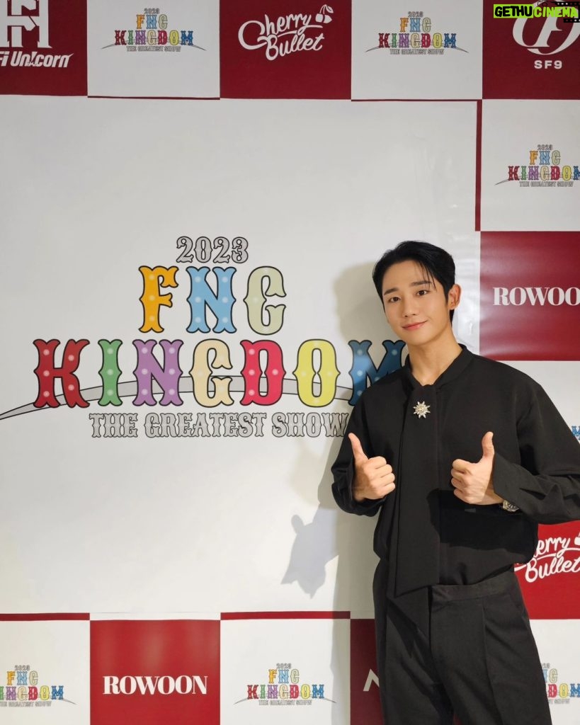 Jung Hae-in Instagram - 2023 FNC KINGDOM 회사 아티스트와 스탭분들 그리고 팬분들 함께해서 행복했습니다. 고맙습니다.