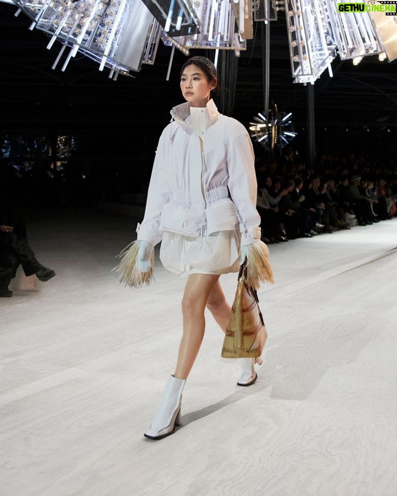 Jung Ho-yeon Instagram - Women’s Fall-Winter 2024 Show. Exuding a nuanced femininity, @NicolasGhesquiere’s new collection pairs bold silhouettes with an eclectic array of accessories – epitomized by House Ambassador Hoyeon’s contemporary runway look. Watch the full show via link in bio. #Hoyeon #LVFW24 #NicolasGhesquiere #LouisVuitton