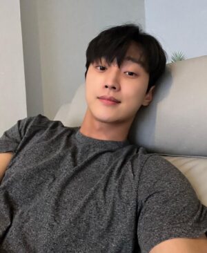Jung Jin-young Instagram - 좋아하면 울리는 짝짝짝!
오늘 마지막회가 웨이브에서 공개 됐습니다
얼른 보러 갈까요 여러분!!
#좋아하면울리는짝짝짝 #진영